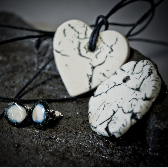 Pendentif de porcelaine sur... Pendentif de porcelaine sur...