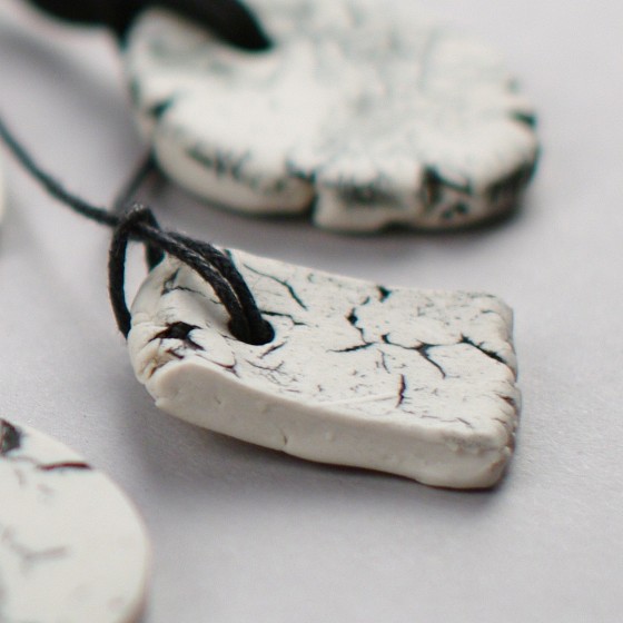 Pendentif de porcelaine sur... Pendentif de porcelaine sur...